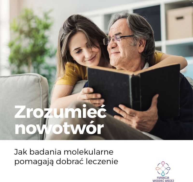 Kobieta przytula starszego mężczyznę z książką, obok tekst: „Zrozumieć nowotwór. Jak badania molekularne pomagają dobrać leczenie”.